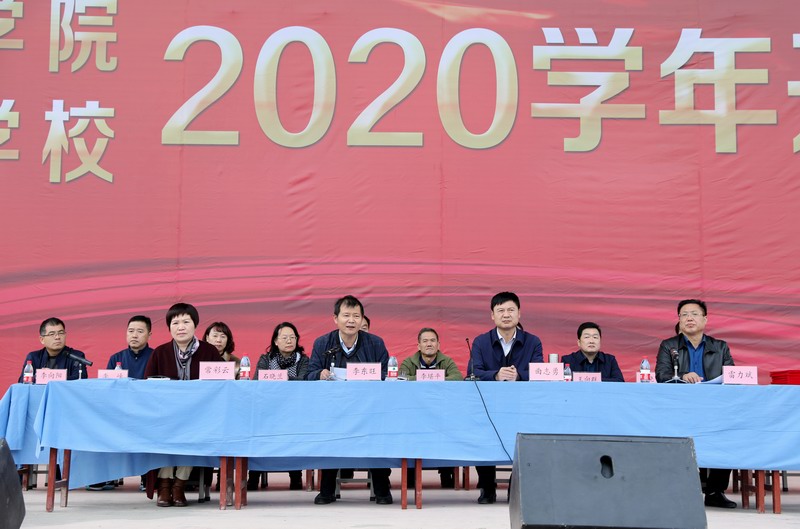 1、參加典禮的學(xué)院領(lǐng)導(dǎo).JPG 1、參加典禮的學(xué)院領(lǐng)導(dǎo).JPG