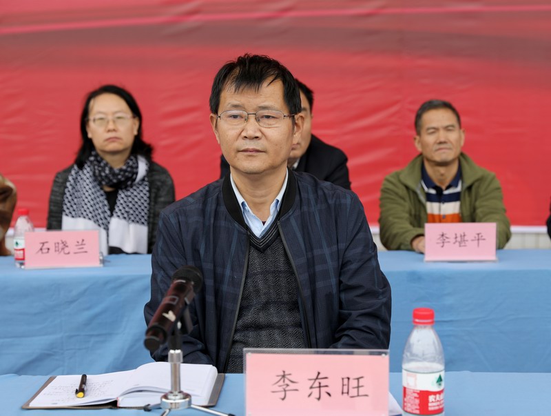 3、開學(xué)典禮由黨委副書記李東旺主持.JPG 3、開學(xué)典禮由黨委副書記李東旺主持.JPG