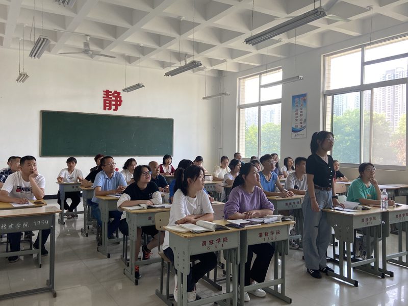 學(xué)生踴躍發(fā)言.jpg 學(xué)生踴躍發(fā)言.jpg